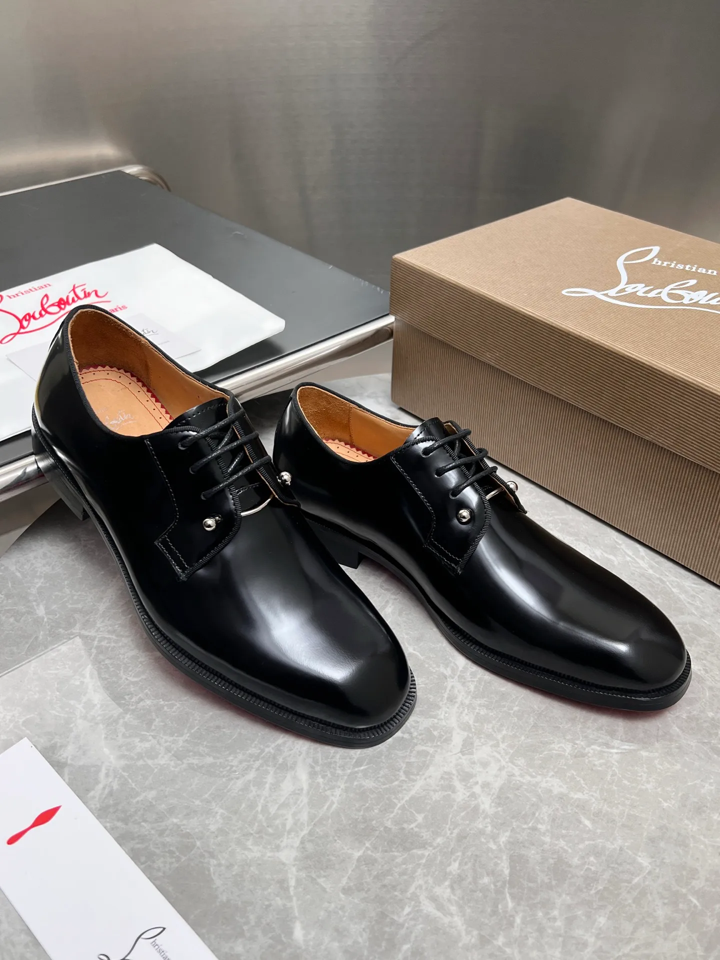 [CL red sole] Top P: 900💰 Number of yards: 39~44 (38.4546. Customized, non-refundable) CL new men's formal shoes Loaf leather shoes Christia* Loubouti* red sole shoes The red sole is luxurious and elegant, reshaping the style boundary of casual formal wear. It is extremely innovative in material selection, and creates a rich visual and tactile experience through the collision of different materials! Made of top-grade calfskin/glossy patent leather/spliced ​​technical fabric in contrasting colors. The upper is stitched by hand with fine and even stitching. It is based on the square-toe loafer shoe shape, with neat and elegant lines, which fits the toughness of men's wear. The upper is embellished with metal rivets, injecting individual details into classic loafers, breaking the mediocrity of casual shoes, and giving a concrete expression of "low-key luxury". From the original color/red cowhide lining inside the shoe to the instantly recognizable red sole, the "red sole" is not only the brand's visual identity, but also a "luxury codeword" when walking. The red sole exposed inadvertently conveys taste and identity instantly. From the innovative splicing of materials, to the personalized fusion of design, to the ingenious inheritance of craftsmanship, the Christian Louboutin men's loafer series is not only a pair of casual shoes, but also a "yuppie style" dressing weapon for men. Whether it is a casual business meeting or a casual look for daily travel, it can help you become a unique and stylish man in every occasion with its "red Loaf" attitude.